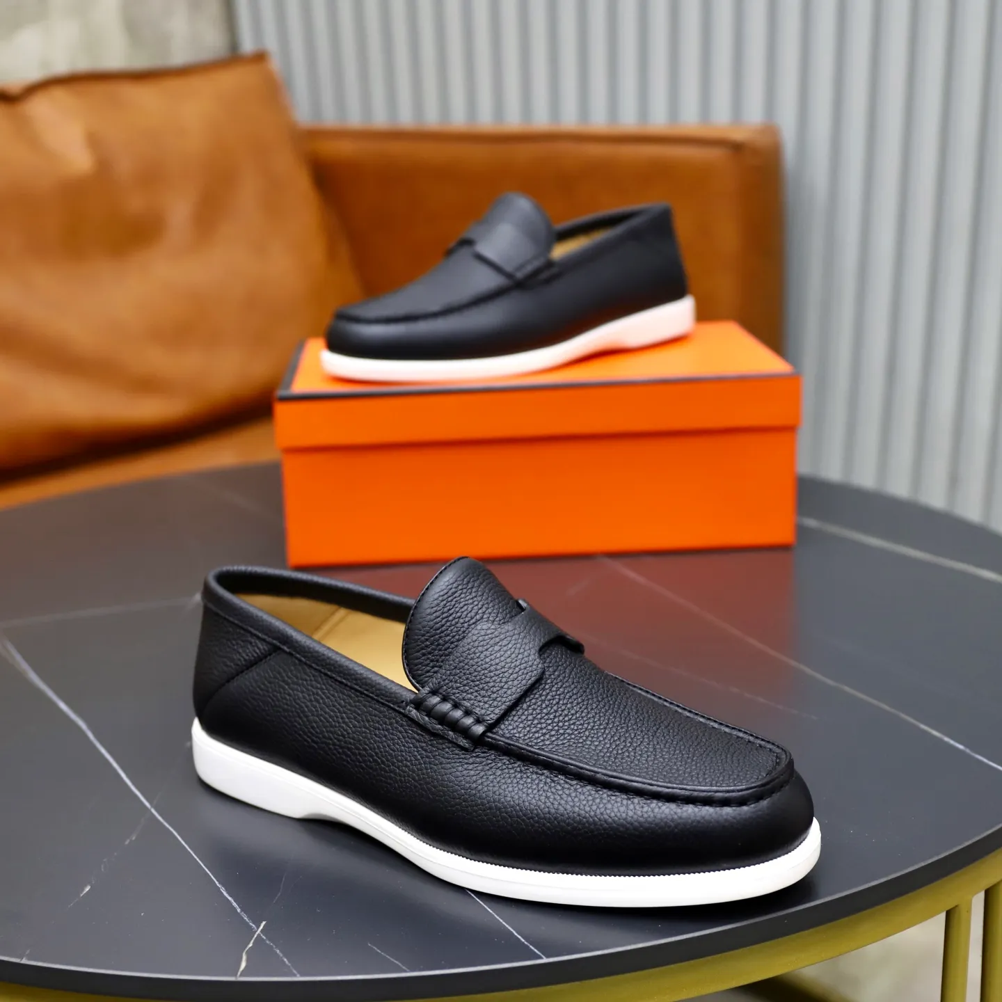 Ex-factory price: 560💰Hermès/Hermès slip-on men's shoes. This shoe is made of imported pebbled cowhide. It has simple and smooth lines and is combined with aerodynamically designed 3CM rubber foam ultra-light soles! Youthful and fashionable, classic H-shaped hardware buckle decoration, calf lining gently wraps the feet, with logo cowhide feet, casual and urban style, highlighting youthful vitality, sports and leisure version, super versatile, code number: 38-39-40-41-42-43-44 standard leather shoe size (45 can be customized but does not support returns)